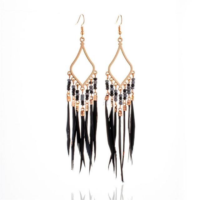 Pendientes de plumas y borlas