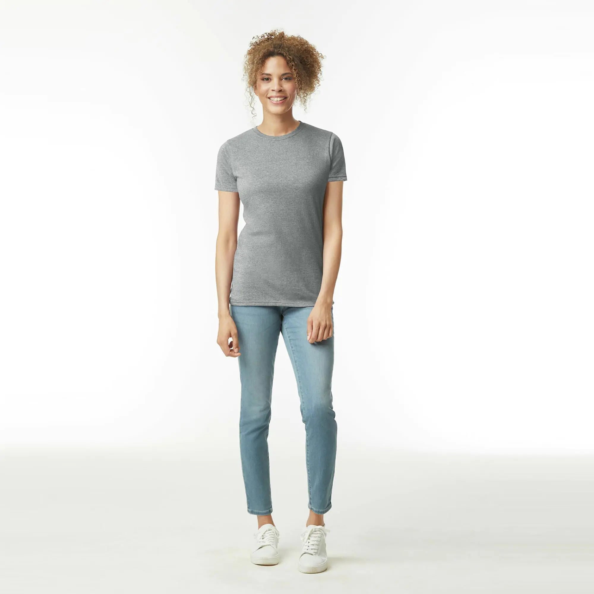 Camiseta de algodón Softstyle para mujer de Gildan, estilo G64000L, paquete múltiple, talla extragrande, color blanco (paquete de 2) 