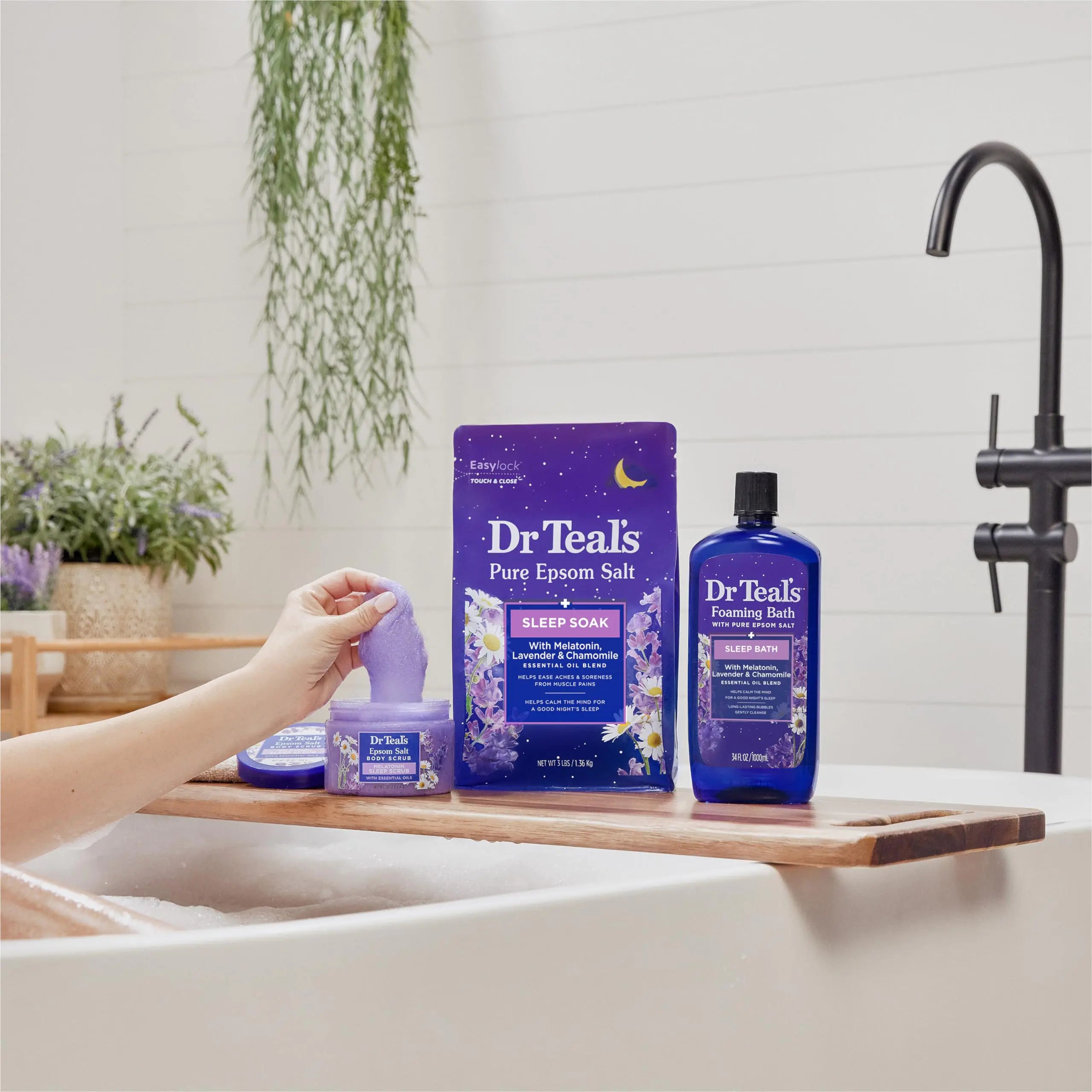 Baño espumoso con sal de Epsom pura del Dr. Teal, mezcla para dormir con melatonina, aceites esenciales de lavanda y manzanilla, 34 onzas líquidas (paquete de 4) (el empaque puede variar) 