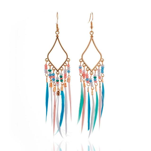 Pendientes de plumas y borlas