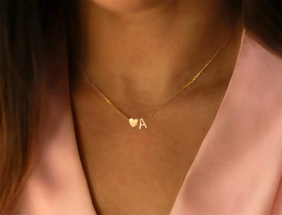 Collier initial en forme de cœur Glimmerst, collier en acier inoxydable plaqué or 18 carats avec petit cœur et monogramme personnalisé pour femme R