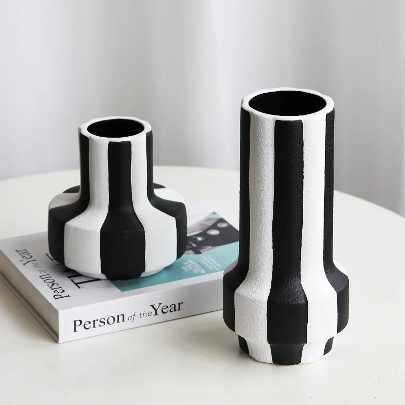 Vase en céramique à rayures noires et blanches