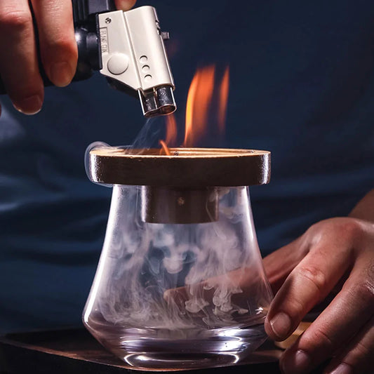 Fumoir à cocktail avec infusion de copeaux de bois