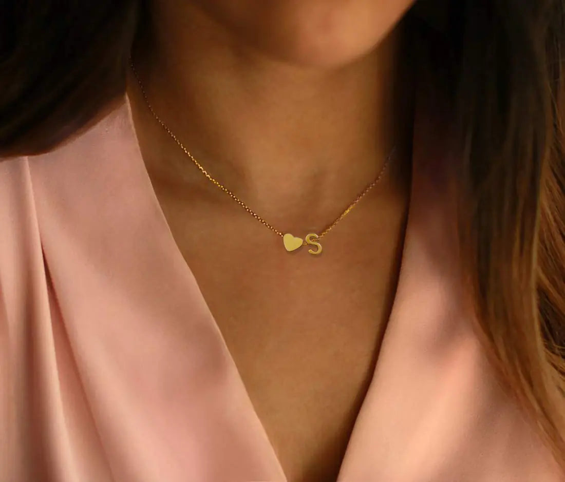 Collier initial en forme de cœur Glimmerst, collier en acier inoxydable plaqué or 18 carats avec petit cœur et monogramme personnalisé pour femme R