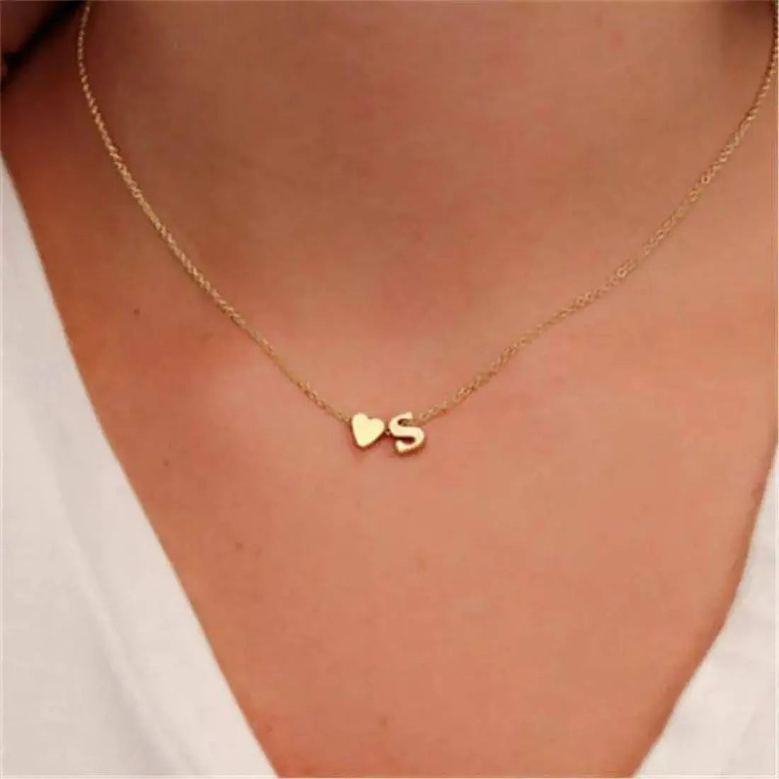 Collier initial en forme de cœur Glimmerst, collier en acier inoxydable plaqué or 18 carats avec petit cœur et monogramme personnalisé pour femme R