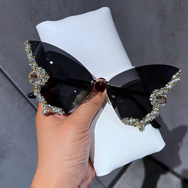 Gafas de sol con forma de mariposa y diamantes