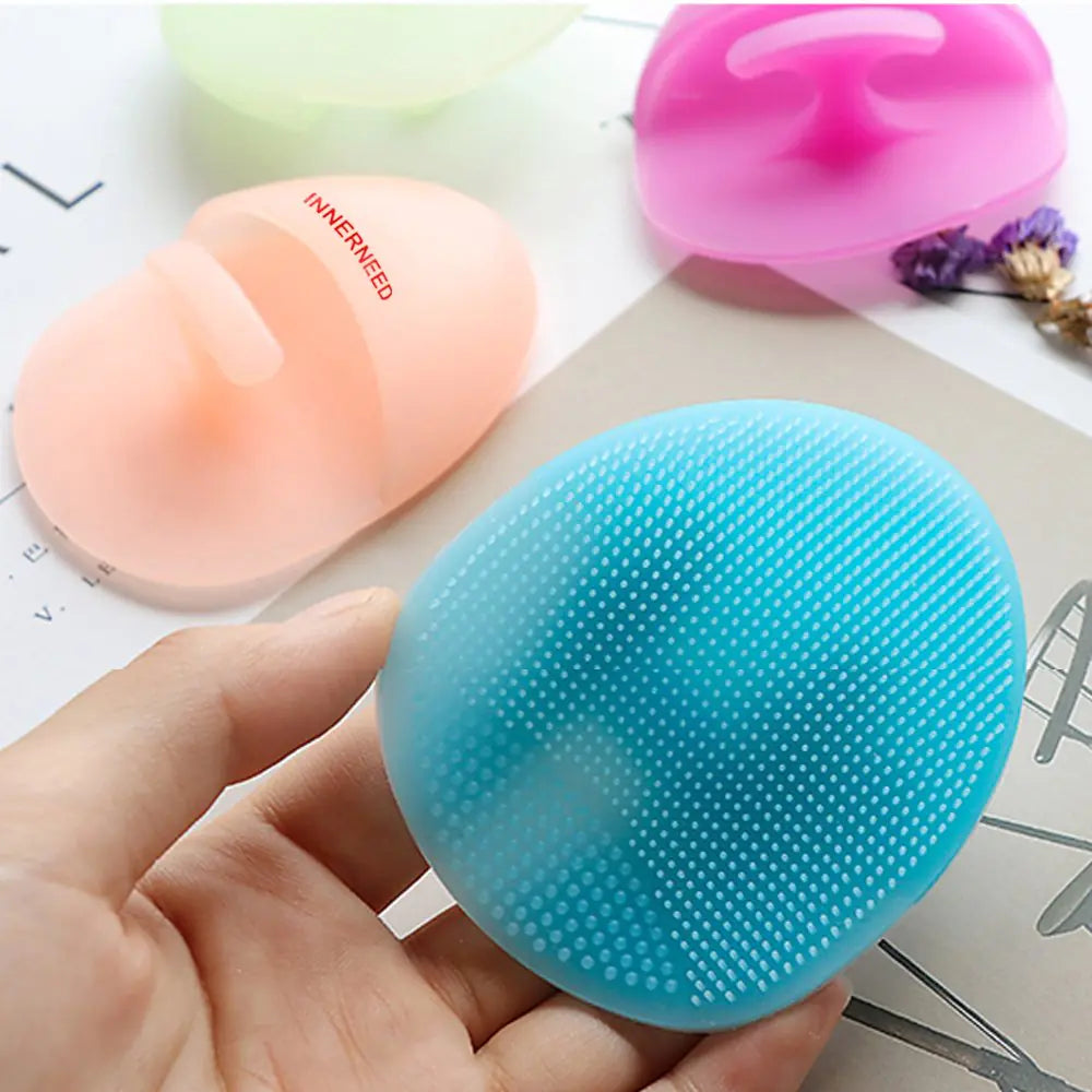 INNERNEED Brosse nettoyante et massante pour le visage en silicone super doux Brosse nettoyante manuelle pour le visage Brosse à récurer portative pour peaux sensibles, délicates et sèches (lot de 4) 4 couleurs mélangées