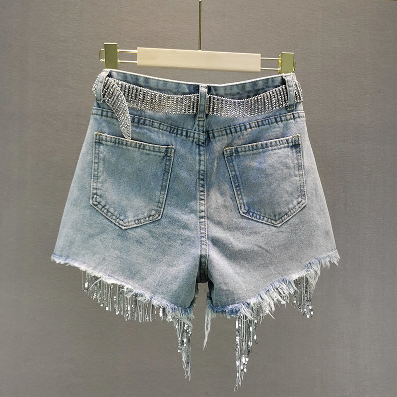 Short en jean avec perles et pompons