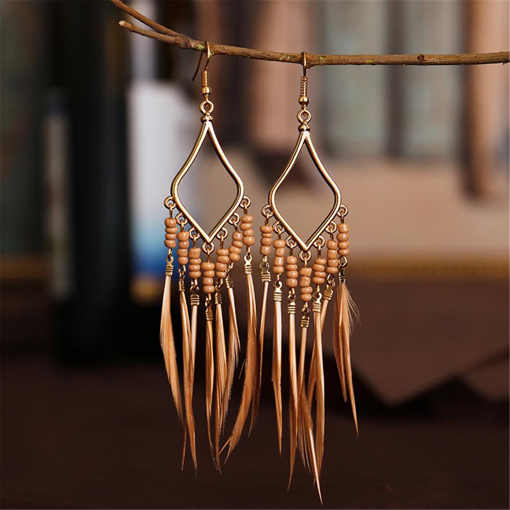 Pendientes de plumas y borlas