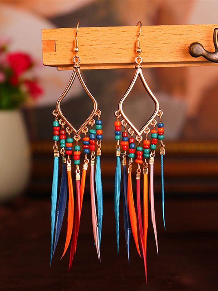 Pendientes de plumas y borlas